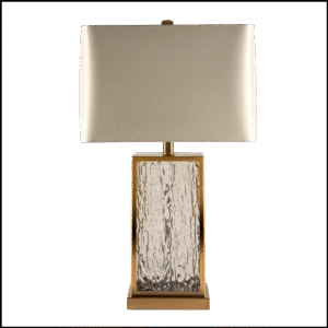 O Abajur Glassbrass da Lampadaria é a fusão perfeita entre design clássico moderno e sofisticação. Sua base retangular em vidro artesanal transparente texturizado, emoldurada em latão polido, confere leveza e elegância, transformando qualquer ambiente em um espaço acolhedor e requintado. A cúpula retangular translúcida, em tecido algodão mercerizado na cor cru brilhante, distribui a luz de forma uniforme para cima e para baixo, criando uma atmosfera convidativa para leitura, além de difundir a luz lateralmente, proporcionando iluminação geral aconchegante e eficiente.