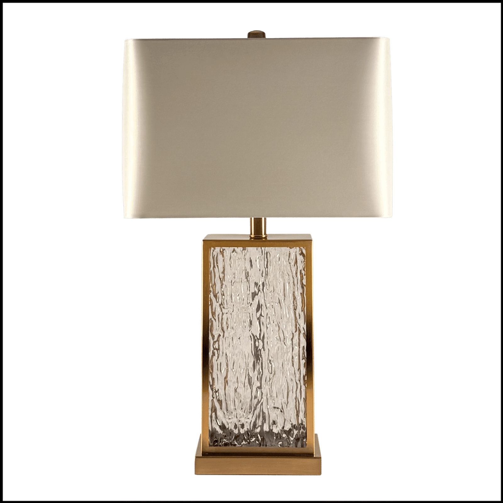 O Abajur Glassbrass da Lampadaria é a fusão perfeita entre design clássico moderno e sofisticação. Sua base retangular em vidro artesanal transparente texturizado, emoldurada em latão polido, confere leveza e elegância, transformando qualquer ambiente em um espaço acolhedor e requintado. A cúpula retangular translúcida, em tecido algodão mercerizado na cor cru brilhante, distribui a luz de forma uniforme para cima e para baixo, criando uma atmosfera convidativa para leitura, além de difundir a luz lateralmente, proporcionando iluminação geral aconchegante e eficiente.