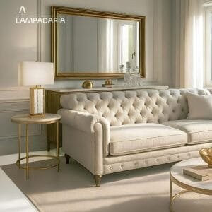 Abajur dourado em uma sala elegante em cima de uma mesa lateral ao lado de um sofá branco
