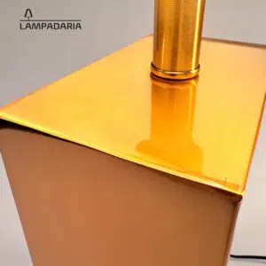 Abajur em vidro artesanal transparente e latão dourado com pantalha retangular em tecido algodão mercerizado brilhante na cor off-white.