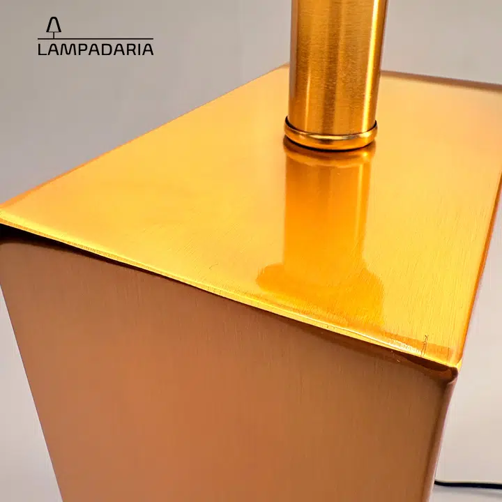 Abajur em vidro artesanal transparente e latão dourado com pantalha retangular em tecido algodão mercerizado brilhante na cor off-white.