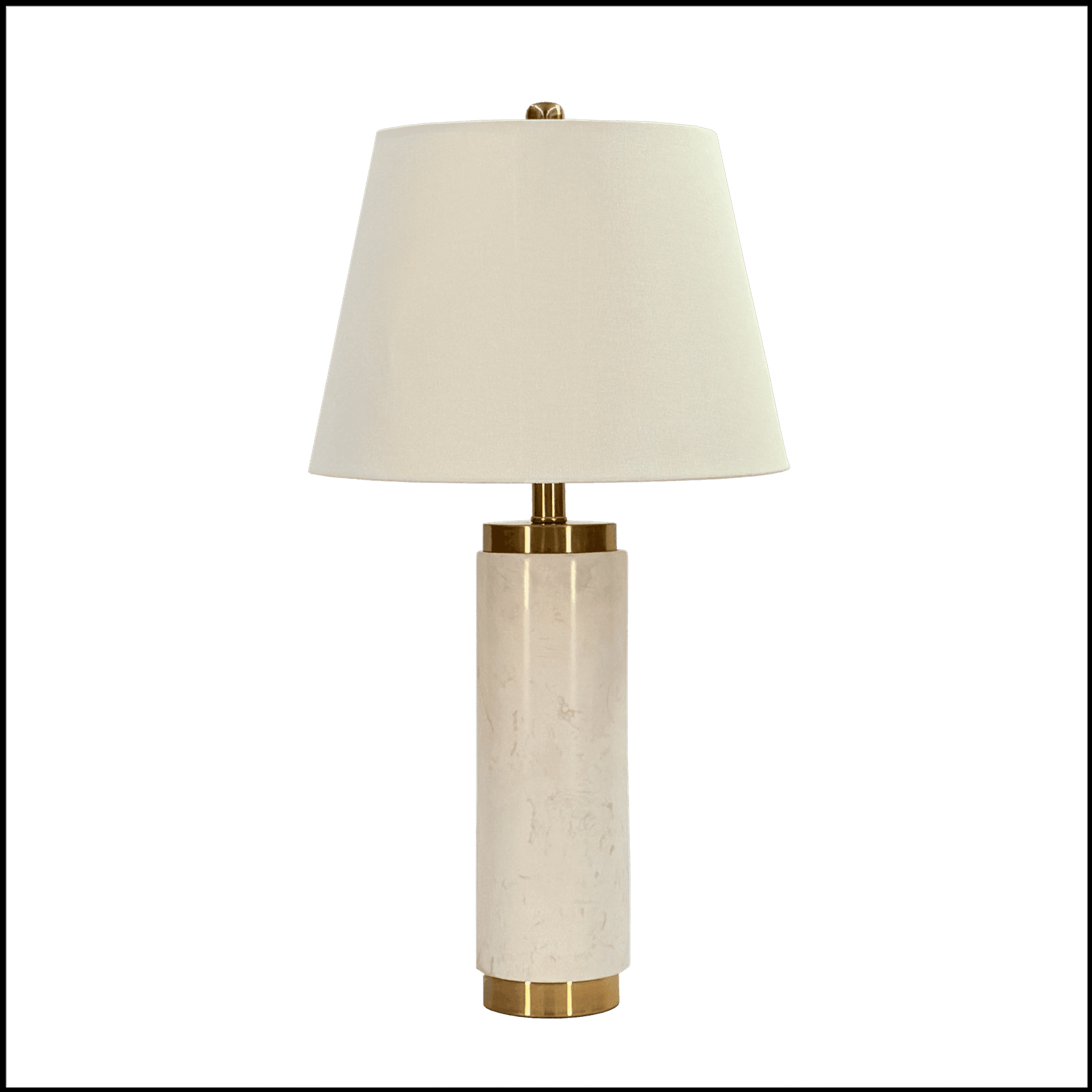 Com design clássico contemporâneo, o Abajur Marblebrass High combina minimalismo e sofisticação em uma peça única. Sua base cilíndrica é confeccionada em resina de mármore branco com acabamento acetinado, enriquecida com detalhes em latão dourado polido, unindo elegância e sustentabilidade. A cúpula translúcida em tecido de linho branco suaviza a luz, criando uma atmosfera acolhedora e convidativa para qualquer ambiente.
