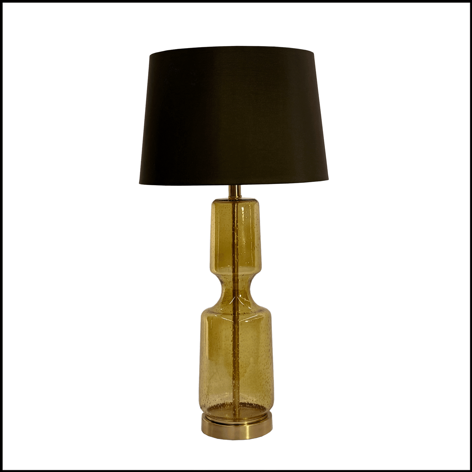 O Abajur Bronzeglass da Lampadaria é uma peça de design clássico moderno que combina a transparência e opacidade de forma harmoniosa. Sua base alta em vidro artesanal na cor Bronze, moldada no formato de balaústre, confere leveza e elegância ao ambiente, enquanto os detalhes em metal bronze complementam com sofisticação. A cúpula opaca em tecido algodão mercerizado na cor marrom distribui a luz para cima e para baixo criando uma atmosfera convidativa para leitura e ao mesmo tempo contribuindo com a iluminação geral do espaço.