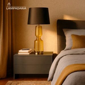 Abajur marrom com detalhes em bronze e cúpula marrom