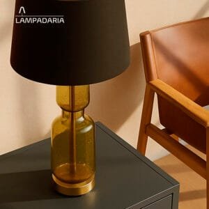 Abajur vidro âmbar com detalhes em bronze e cúpula marrom