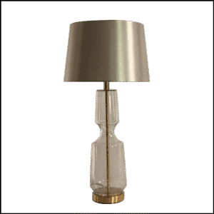 O Abajur Silverglass da Lampadaria é uma peça de design clássico moderno que combina a transparência e o brilho de forma harmoniosa. Sua base alta em vidro artesanal transparente na cor prata, moldada no formato de balaústre, confere leveza e elegância ao ambiente, enquanto os detalhes em metal bronze complementam com sofisticação. A cúpula translucida em tecido algodão mercerizado na cor prata brilhante distribui a luz para cima e para baixo criando uma atmosfera convidativa para leitura, ilumina lateralmente com luz difusa e contribui com a iluminação geral do ambiente.