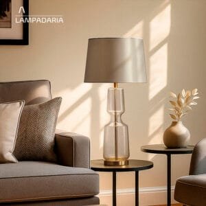 Abajur transparente com detalhes em bronze e cúpula prateada