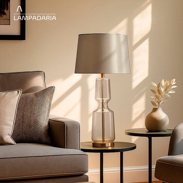 Abajur transparente com detalhes em bronze e cúpula prateada