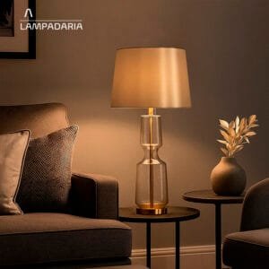 Abajur transparente com detalhes em bronze e cúpula prateada brilhante