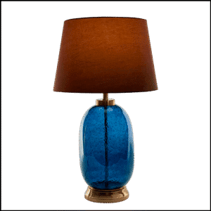 O Abajur Blueglass da Lampadaria é uma peça de design clássico moderno que une transparência e opacidade de forma elegante e harmônica. Sua base em vidro artesanal transparente na cor Azul, moldada em um formato estilizado de ânfora, traz leveza e sofisticação ao ambiente. Os detalhes em metal bronze complementam com requinte, valorizando ainda mais a peça. A cúpula opaca em tecido algodão mercerizado na cor marrom distribui a luz de maneira uniforme para cima e para baixo, criando uma atmosfera convidativa tanto para leitura quanto para iluminação geral do espaço.
