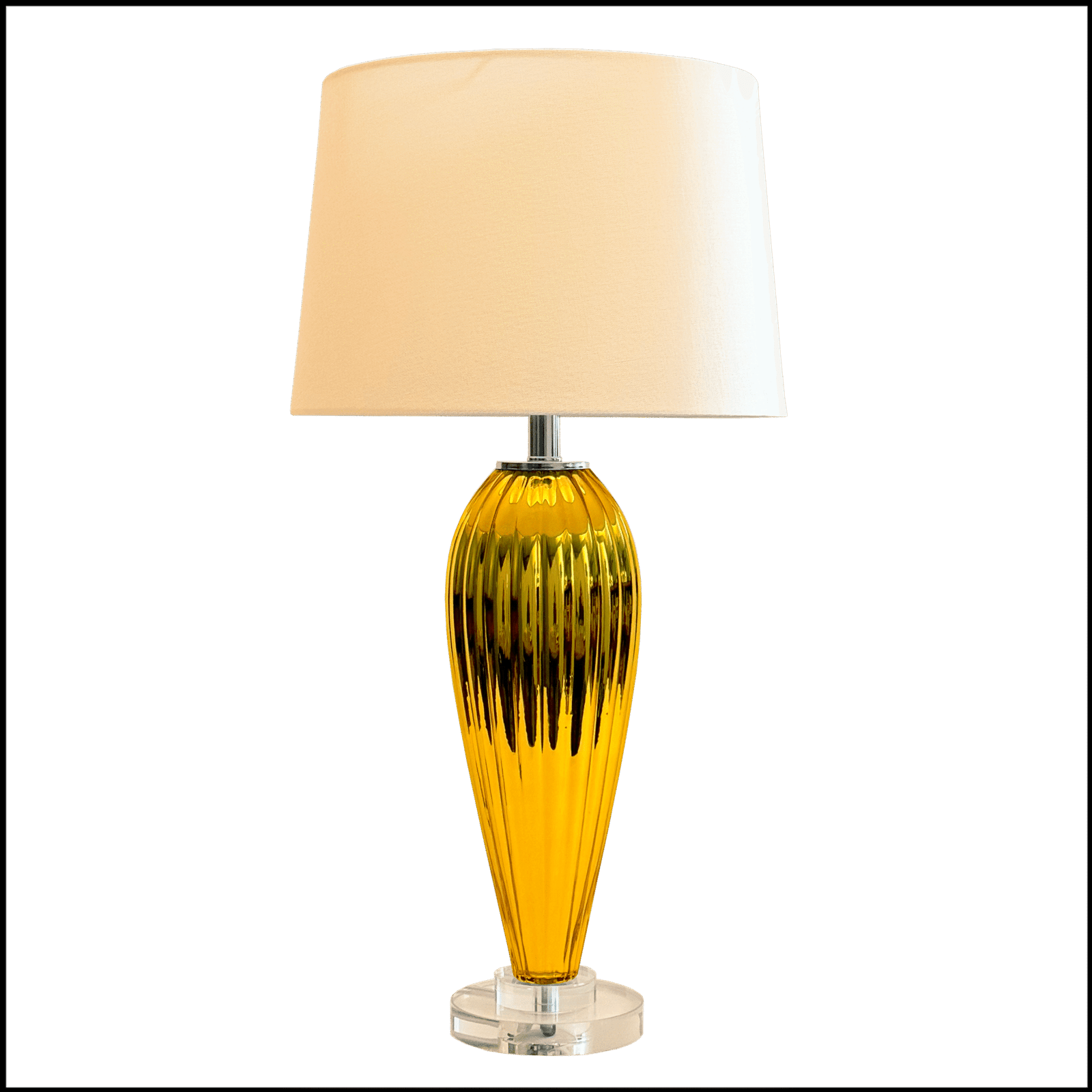 O Abajur Goldglass da Lampadaria é a perfeita fusão entre design clássico moderno, brilho e sofisticação. Sua base alta, em cristal dourado moldada no formato de balaústre com frisos boleados e detalhes em cristal transparente, adiciona um toque de requinte e elegância ao ambiente. A cúpula translúcida em tecido algodão texturizado na cor branca distribui a luz uniformemente para cima e para baixo, criando uma atmosfera acolhedora, enquanto difunde lateralmente, contribuindo para a iluminação geral do espaço.