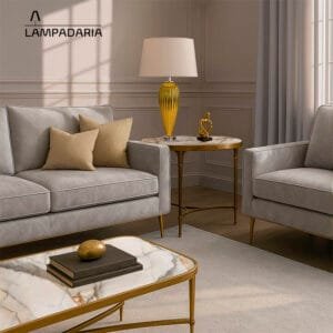 Abajur dourado brilhante com cúpula branca em uma sala sobre uma mesa lateral com tampo de mármore