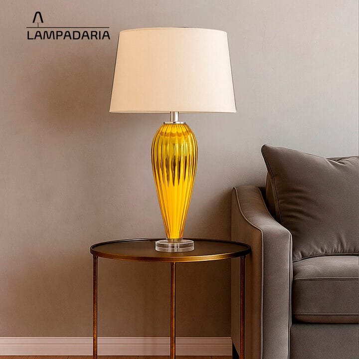 Abajur de vidro dourado elegante, brilhante com detalhes em acrílico e cúpula branca
