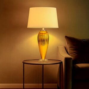 Abajur de vidro dourado elegante, brilhante com detalhes em acrílico e cúpula branca