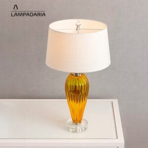 Abajur de vidro dourado elegante, brilhante com detalhes em acrílico e cúpula branca