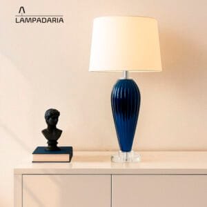 Abajur de vidro azul escuro elegante com cúpula branca