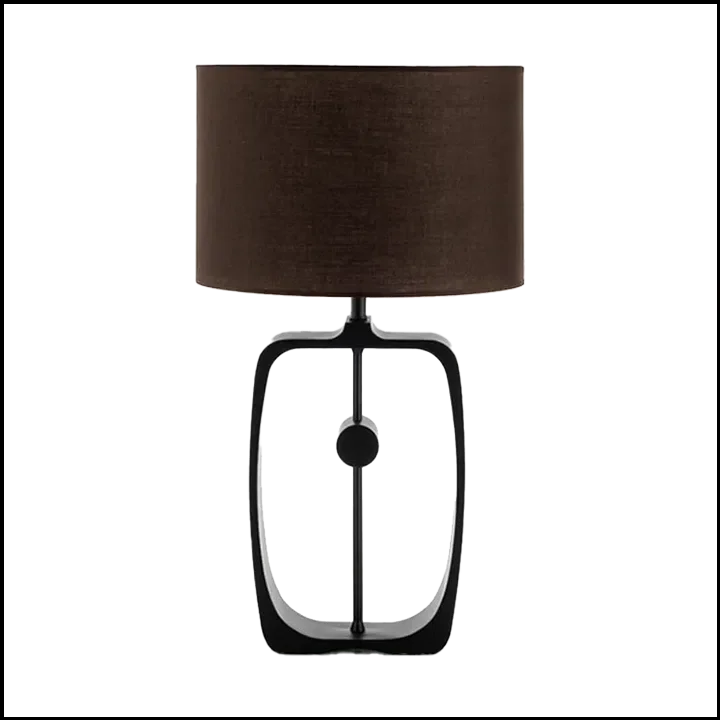 O Abajur Blackeye da Lampadaria é uma peça de design contemporâneo vazado que equilibra leveza e funcionalidade. Sua base alta em aço carbono com pintura eletrostática preta fosca moldada e vazada que confere personalidade ao ambiente. A cúpula opaca em tecido dark brown leather direciona a luz para cima e para baixo criando uma atmosfera convidativa para leitura e ao mesmo tempo contribuindo com a iluminação geral do espaço.