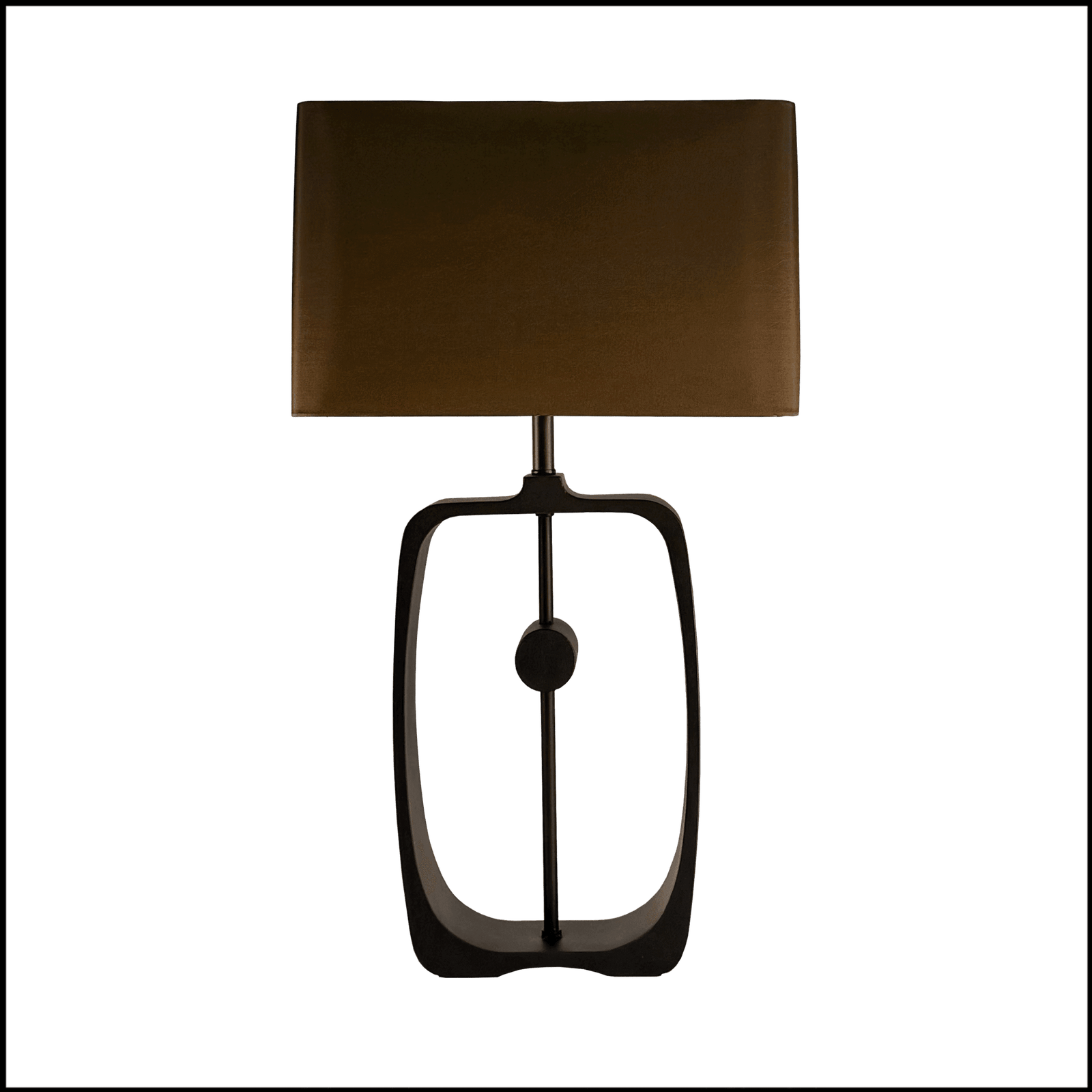 O Abajur Blackeye Rectangle da Lampadaria é uma peça de design contemporâneo vazado que equilibra leveza e funcionalidade. Sua base alta em aço carbono com pintura eletrostática preta fosca moldada e vazada que confere personalidade ao ambiente. A cúpula retangular opaca em tecido dark brown leather direciona a luz para cima e para baixo criando uma atmosfera convidativa para leitura e ao mesmo tempo contribuindo com a iluminação geral do espaço.