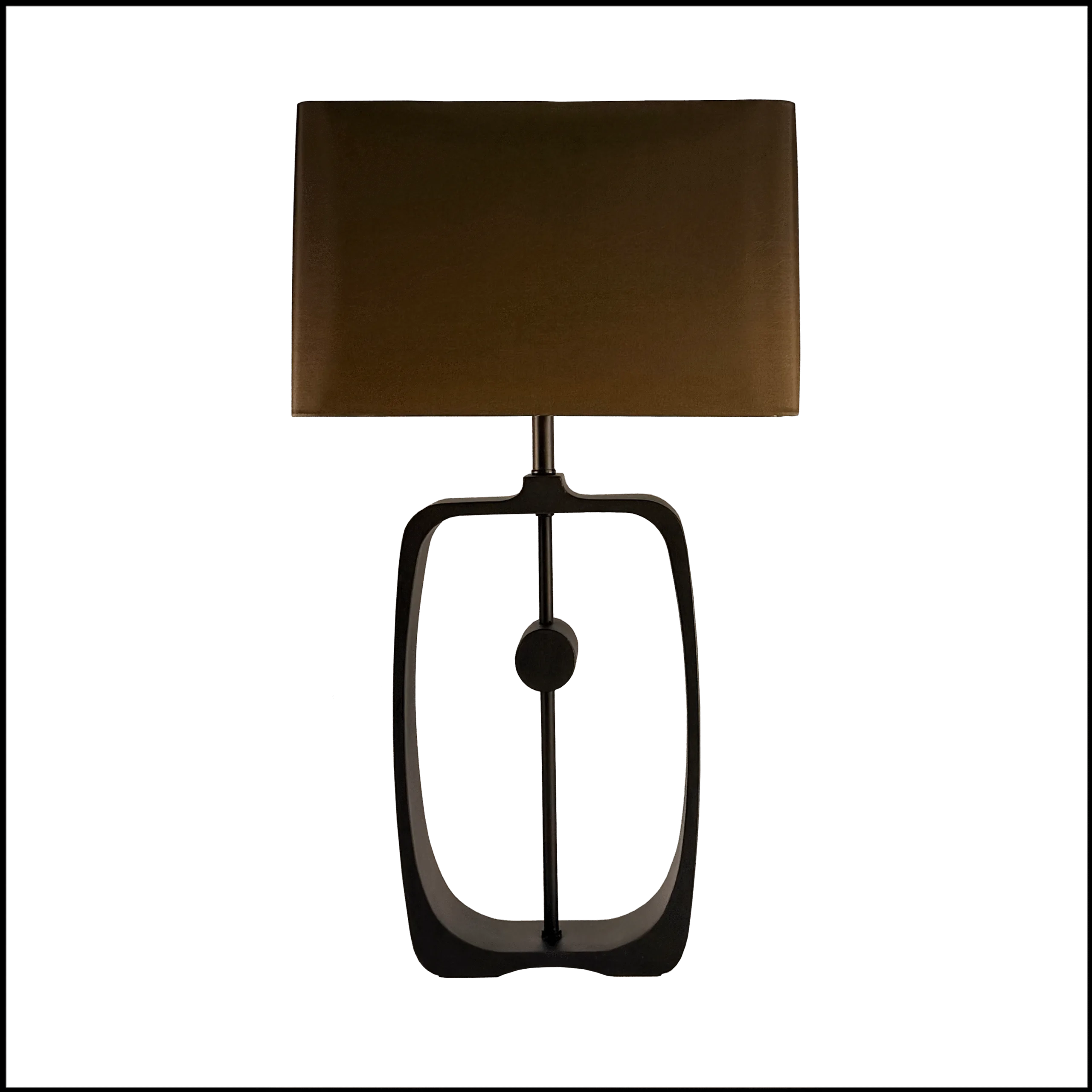 O Abajur Blackeye Rectangle da Lampadaria é uma peça de design contemporâneo vazado que equilibra leveza e funcionalidade. Sua base alta em aço carbono com pintura eletrostática preta fosca moldada e vazada que confere personalidade ao ambiente. A cúpula retangular opaca em tecido dark brown leather direciona a luz para cima e para baixo criando uma atmosfera convidativa para leitura e ao mesmo tempo contribuindo com a iluminação geral do espaço.
