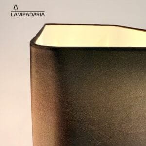 Abajur em aço carbono na cor preta, pintura eletrostática, base com design vazado exclusivo e pantalha pantalha retangular opaca em tecido dark brown leather
