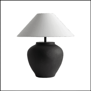 O Abajur Blackceramic da Lampadaria é uma peça de design contemporâneo que une rusticidade e minimalismo em uma combinação única. Sua base em cerâmica artesanal na cor preta, inspirada em antigas ânforas e confeccionada manualmente, conta com detalhes em metal que agregam sofisticação ao conjunto. A cúpula cilíndrica translúcida em tecido linho cru suaviza a luz, criando uma atmosfera acolhedora e confortável para todo tipo de ambiente.