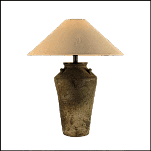 O Abajur Mossceramic da Lampadaria é uma peça de design contemporâneo que une rusticidade e elegância em uma harmonia única. Sua grande base em cerâmica artesanal na cor musgo natural, inspirada em antigas ânforas e confeccionada manualmente, conta com detalhes em metal que agregam sofisticação ao conjunto. A cúpula cilíndrica translúcida em tecido linho cru suaviza a luz, criando uma atmosfera acolhedora e confortável para todo tipo de ambiente.