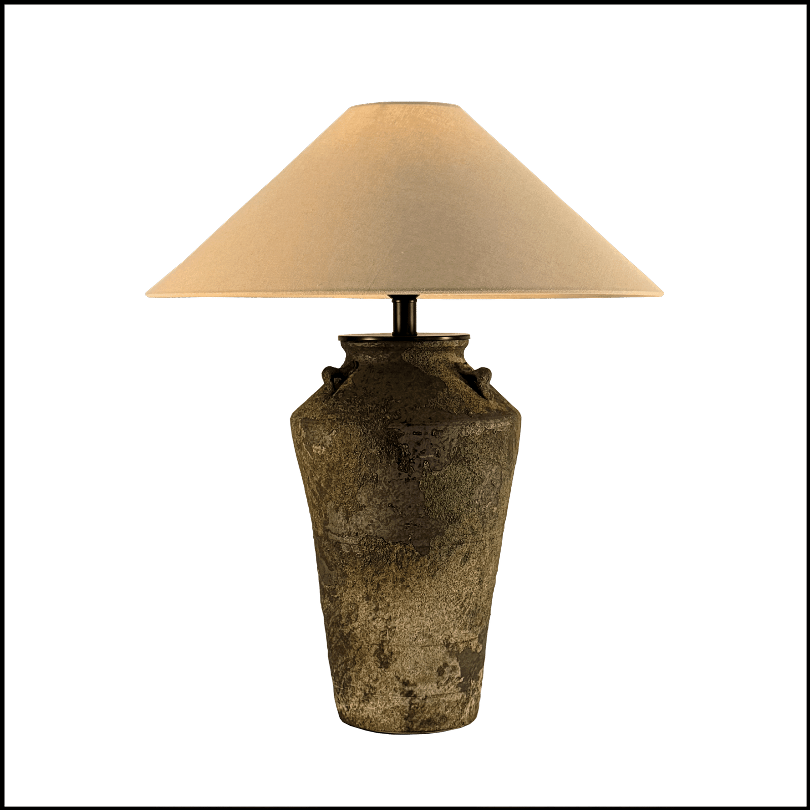 O Abajur Mossceramic da Lampadaria é uma peça de design contemporâneo que une rusticidade e elegância em uma harmonia única. Sua grande base em cerâmica artesanal na cor musgo natural, inspirada em antigas ânforas e confeccionada manualmente, conta com detalhes em metal que agregam sofisticação ao conjunto. A cúpula cilíndrica translúcida em tecido linho cru suaviza a luz, criando uma atmosfera acolhedora e confortável para todo tipo de ambiente.