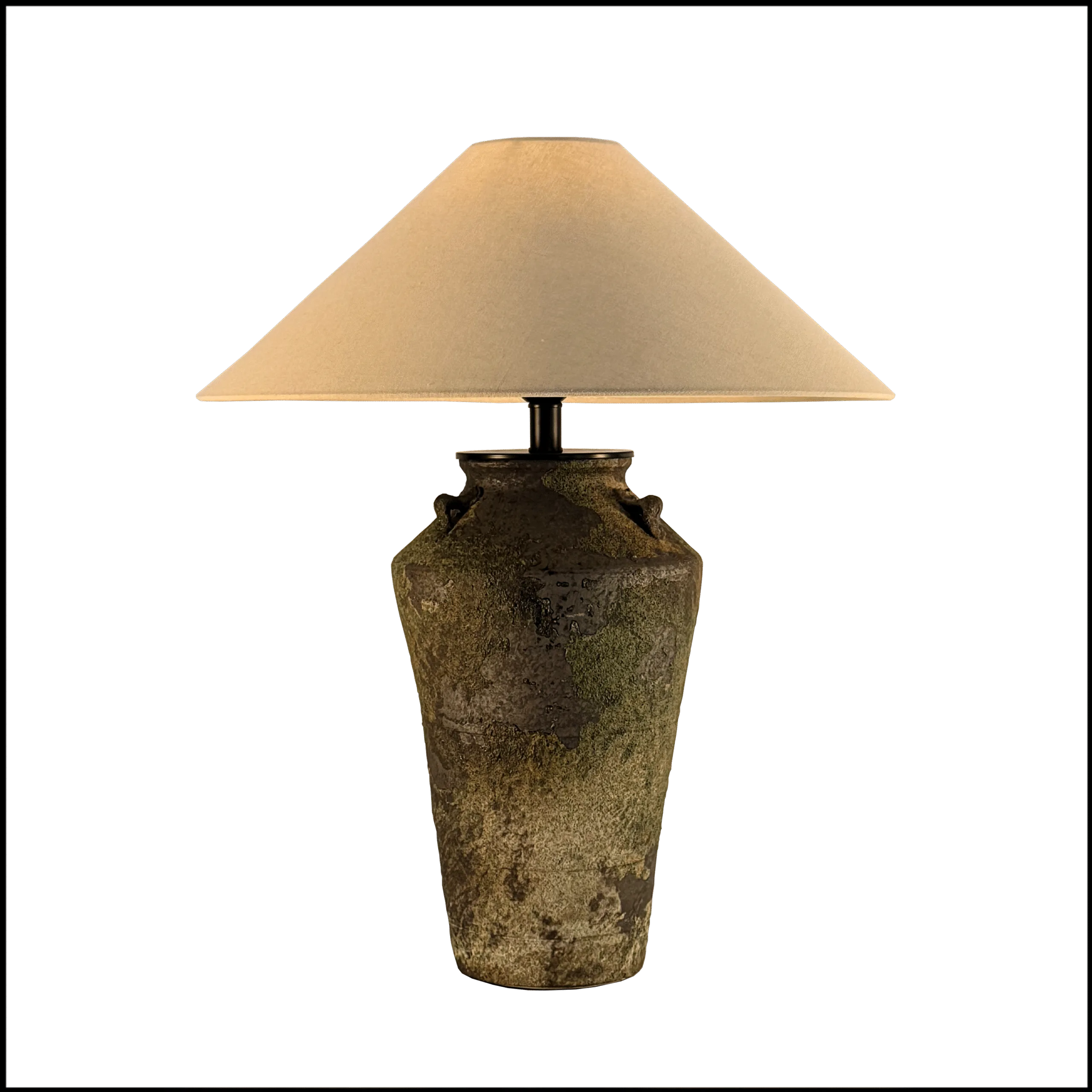 O Abajur Mossceramic da Lampadaria é uma peça de design contemporâneo que une rusticidade e elegância em uma harmonia única. Sua grande base em cerâmica artesanal na cor musgo natural, inspirada em antigas ânforas e confeccionada manualmente, conta com detalhes em metal que agregam sofisticação ao conjunto. A cúpula cilíndrica translúcida em tecido linho cru suaviza a luz, criando uma atmosfera acolhedora e confortável para todo tipo de ambiente.