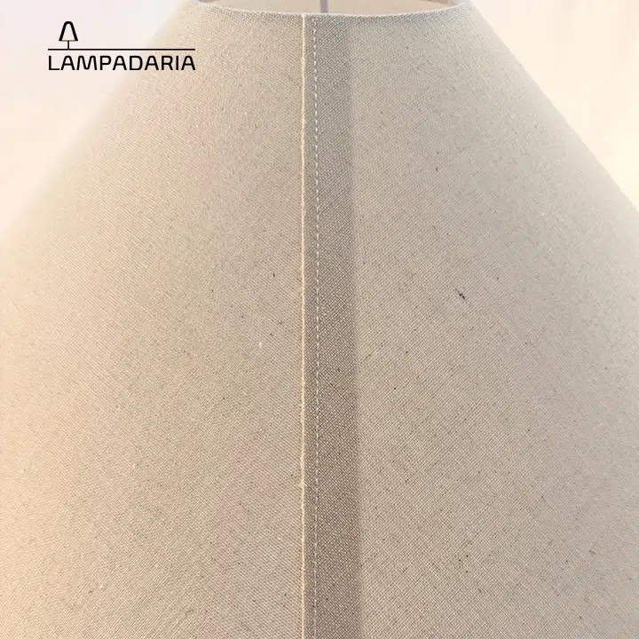 Abajur em cerâmica artesanal na cor musgo natural, cada peça é única e exclusiva fabricadas manualmente, pantalha translucida em linho cru