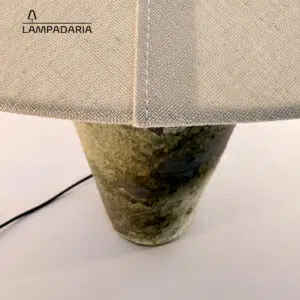 Abajur em cerâmica artesanal na cor musgo natural, cada peça é única e exclusiva fabricadas manualmente, pantalha translucida em linho cru
