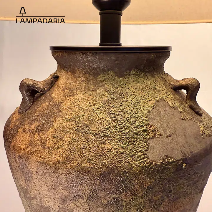 Abajur em cerâmica artesanal na cor musgo natural, cada peça é única e exclusiva fabricadas manualmente, pantalha translucida em linho cru