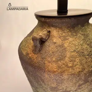 Abajur em cerâmica artesanal na cor musgo natural, cada peça é única e exclusiva fabricadas manualmente, pantalha translucida em linho cru