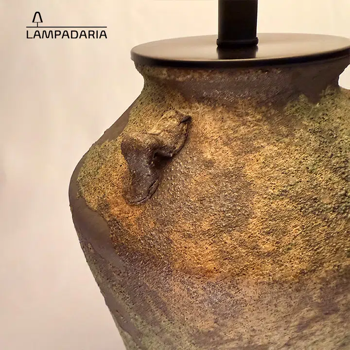 Abajur em cerâmica artesanal na cor musgo natural, cada peça é única e exclusiva fabricadas manualmente, pantalha translucida em linho cru