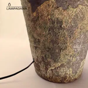 Abajur em cerâmica artesanal na cor musgo natural, cada peça é única e exclusiva fabricadas manualmente, pantalha translucida em linho cru