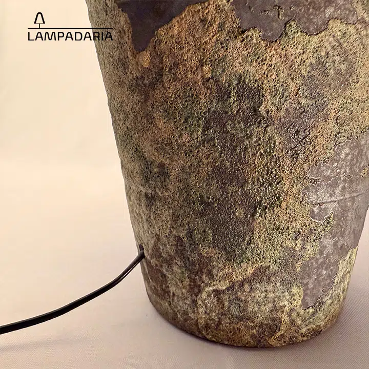 Abajur em cerâmica artesanal na cor musgo natural, cada peça é única e exclusiva fabricadas manualmente, pantalha translucida em linho cru