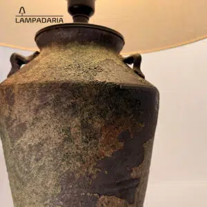 Abajur em cerâmica artesanal na cor musgo natural, cada peça é única e exclusiva fabricadas manualmente, pantalha translucida em linho cru