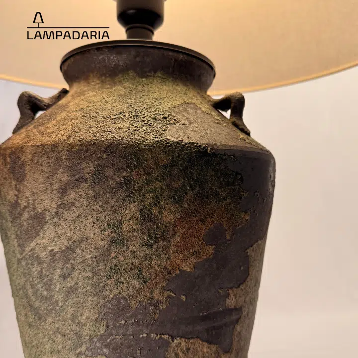 Abajur em cerâmica artesanal na cor musgo natural, cada peça é única e exclusiva fabricadas manualmente, pantalha translucida em linho cru