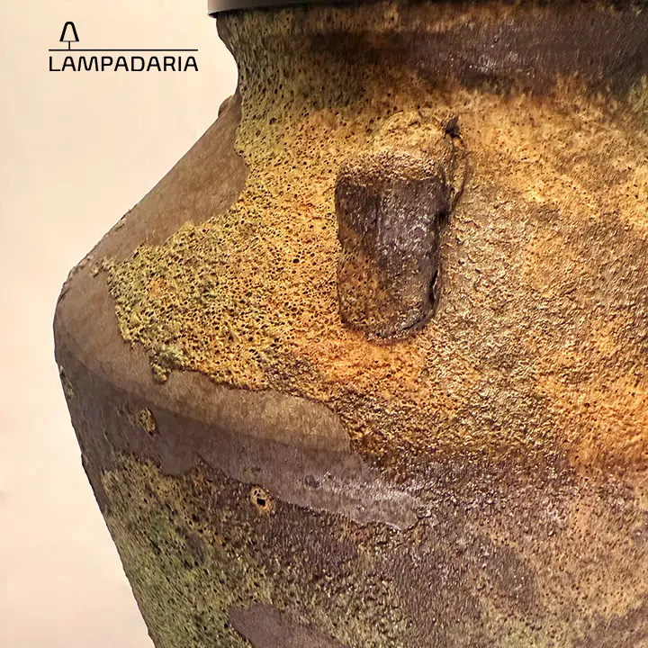 Abajur em cerâmica artesanal na cor musgo natural, cada peça é única e exclusiva fabricadas manualmente, pantalha translucida em linho cru