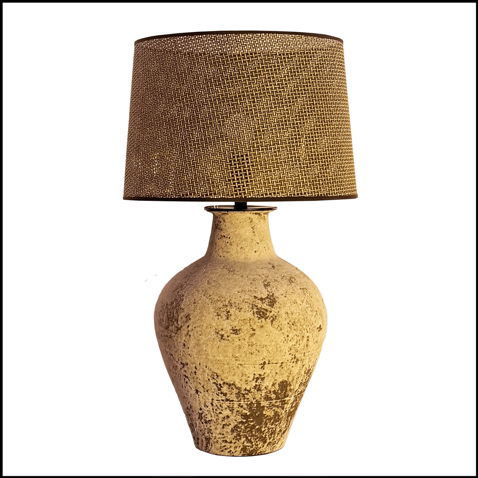 O Abajur Clayceramic da Lampadaria é uma peça de design contemporâneo que une rusticidade e elegância em uma harmonia única. Sua grande base em cerâmica artesanal na cor argila natural, inspirada em antigas ânforas e confeccionada manualmente, conta com detalhes em metal que agregam sofisticação ao conjunto. A cúpula cilíndrica translúcida em palha sintética, resistente à umidade, suaviza a luz, criando uma atmosfera acolhedora e confortável para ambientes internos e externos.