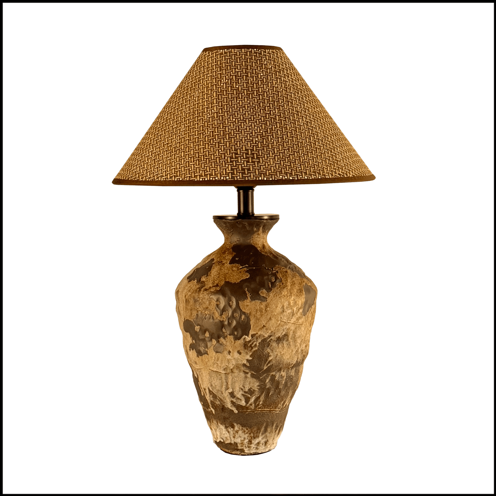 O Abajur Mudceramic da Lampadaria é uma peça de design contemporâneo que une rusticidade e elegância em uma harmonia única. Sua base em cerâmica artesanal na cor barro queimado, inspirada em antigas ânforas e confeccionada manualmente, conta com detalhes em metal que agregam sofisticação ao conjunto. A cúpula cilíndrica translúcida em palha sintética, resistente à umidade, suaviza a luz, criando uma atmosfera acolhedora e confortável para ambientes internos e externos.