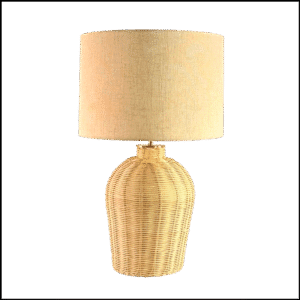 Com design contemporâneo, o Abajur Rattanweave é a perfeita fusão entre rusticidade e sofisticação. Sua base alta é confeccionada em Rattan natural em tom cru com trama ondulada e detalhes em latão dourado polido que adicionam um toque de requinte. A cúpula cilíndrica translúcida em linho cru mesclado suaviza a luz, criando uma atmosfera acolhedora e confortável para qualquer ambiente.