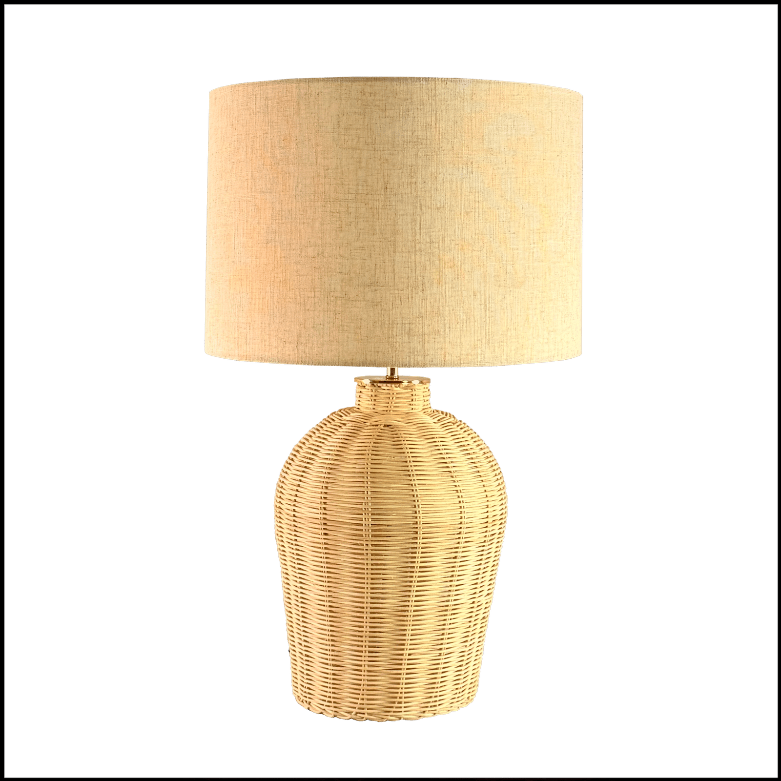 Com design contemporâneo, o Abajur Rattanweave é a perfeita fusão entre rusticidade e sofisticação. Sua base alta é confeccionada em Rattan natural em tom cru com trama ondulada e detalhes em latão dourado polido que adicionam um toque de requinte. A cúpula cilíndrica translúcida em linho cru mesclado suaviza a luz, criando uma atmosfera acolhedora e confortável para qualquer ambiente.