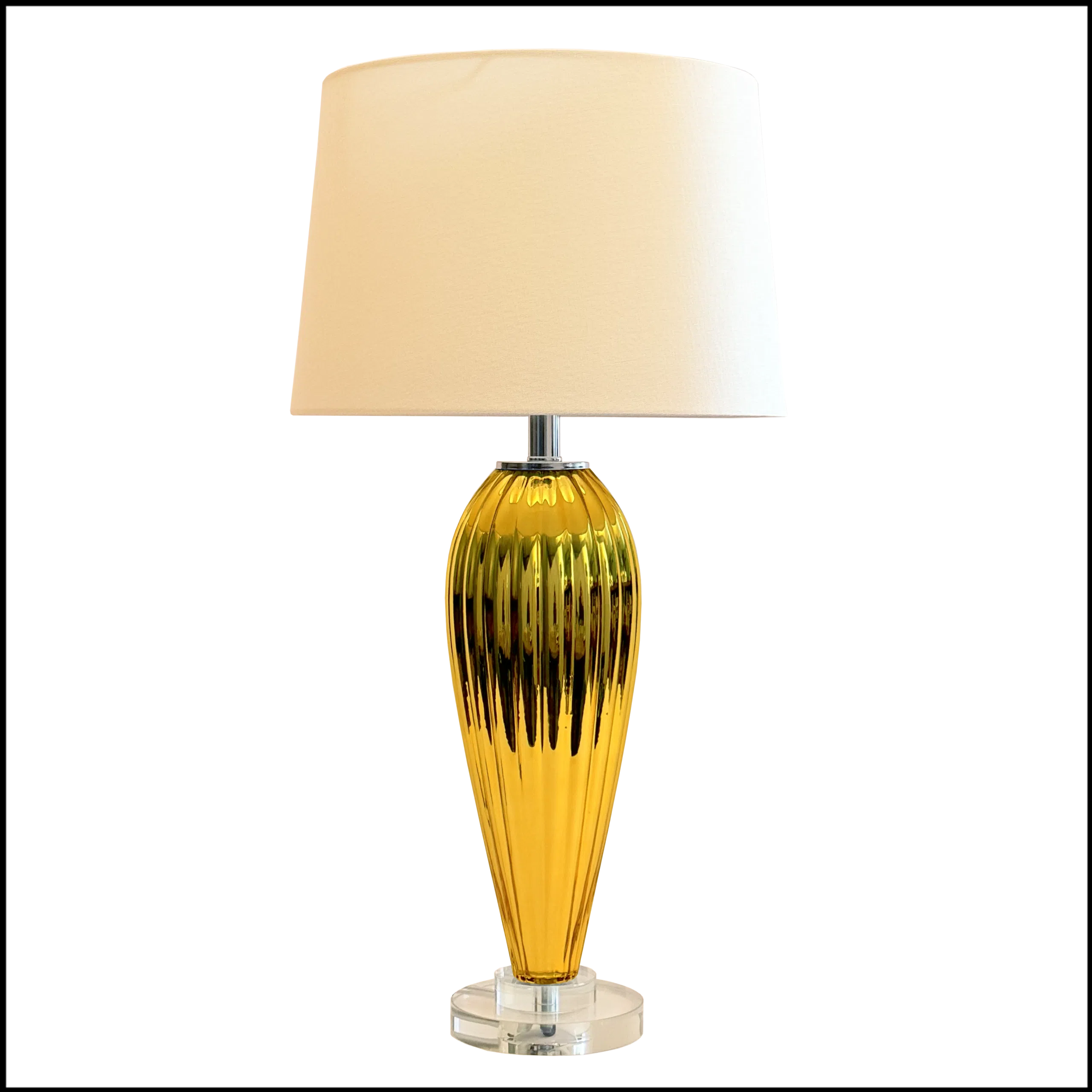 Abajur em vidro artesanal na cor dourado, cada peça é única e exclusiva, com base em cristal transparente e pantalha em tecido algodão texturizado na cor branca