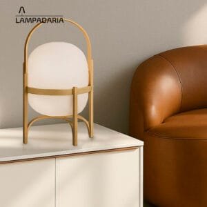Abajur moderno de vidro com detalhes em madeira