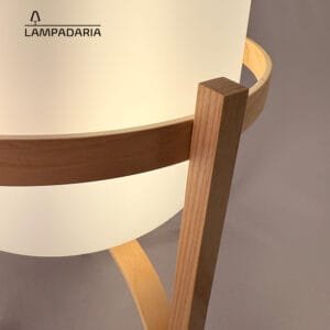 Abajur em vidro fosco branco no formato esférico, com estrutura em alças de madeira natural em tom claro.