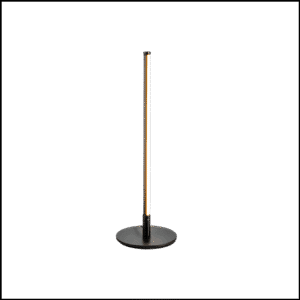 O Abajur Slimled Black da Lampadaria é uma união perfeita entre design contemporâneo e linhas minimalistas. Produzido em aço carbono com pintura eletrostática na cor preta conta com base redonda em formato de disco e estrutura tubular com difusor leitoso lateral. Essa combinação permite tanto uma iluminação suave quanto uma luz direcionada, criando diferentes efeitos para uma atmosfera aconchegante e convidativa.