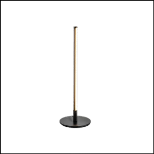 O Abajur Slimled Black da Lampadaria é uma união perfeita entre design contemporâneo e linhas minimalistas. Produzido em aço carbono com pintura eletrostática na cor preta conta com base redonda em formato de disco e estrutura tubular com difusor leitoso lateral. Essa combinação permite tanto uma iluminação suave quanto uma luz direcionada, criando diferentes efeitos para uma atmosfera aconchegante e convidativa.