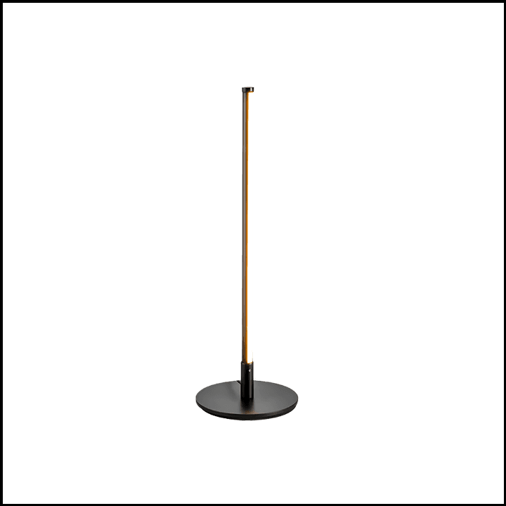 O Abajur Slimled Black da Lampadaria é uma união perfeita entre design contemporâneo e linhas minimalistas. Produzido em aço carbono com pintura eletrostática na cor preta conta com base redonda em formato de disco e estrutura tubular com difusor leitoso lateral. Essa combinação permite tanto uma iluminação suave quanto uma luz direcionada, criando diferentes efeitos para uma atmosfera aconchegante e convidativa.
