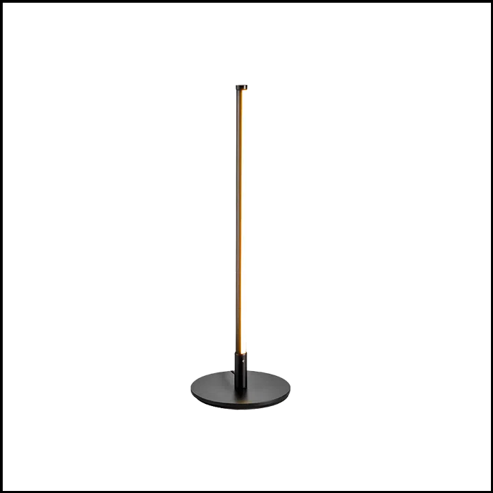 O Abajur Slimled Black da Lampadaria é uma união perfeita entre design contemporâneo e linhas minimalistas. Produzido em aço carbono com pintura eletrostática na cor preta conta com base redonda em formato de disco e estrutura tubular com difusor leitoso lateral. Essa combinação permite tanto uma iluminação suave quanto uma luz direcionada, criando diferentes efeitos para uma atmosfera aconchegante e convidativa.