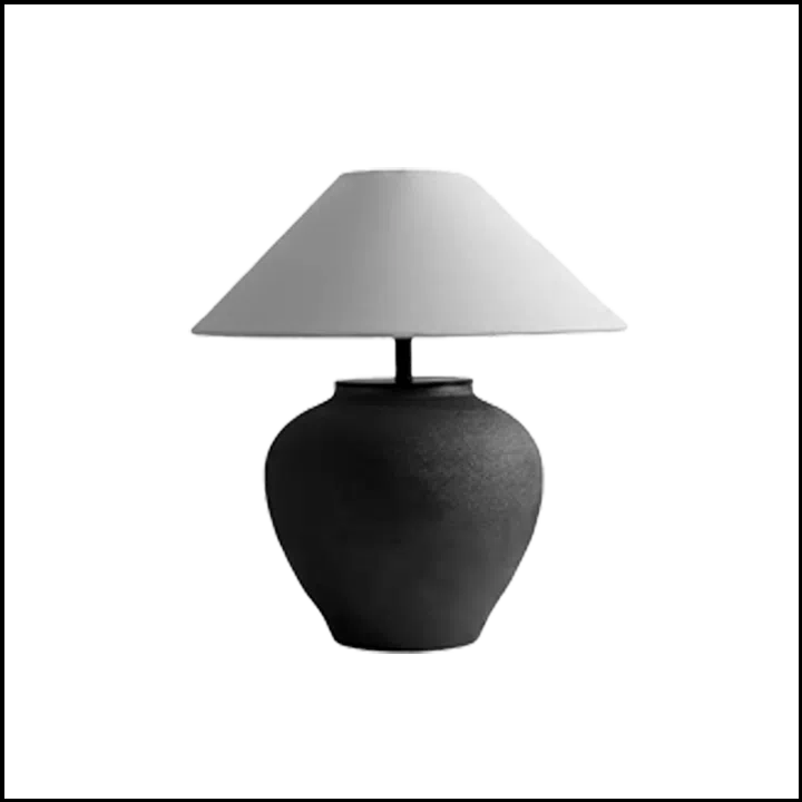 Abajur blackceramic em cerâmica artesanal na cor preta, cada peça é única e exclusiva, com detalhes em metal preto e pantalha translucida em tecido linho cru